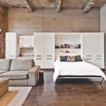 Lit escamotable urbain blanc ouvert dans un loft